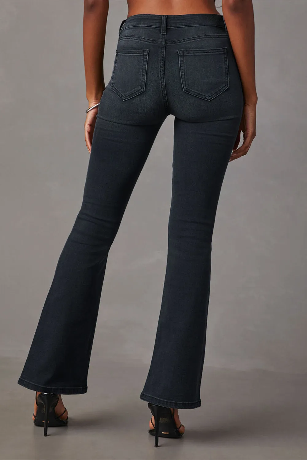 Chic Bootcut Jeans with Stylish Button Detail and Functional Pockets